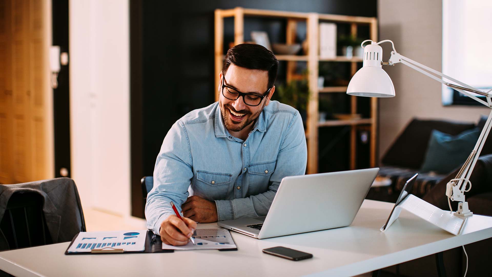 Beskriv hur rollen chef och medarbetare separeras.